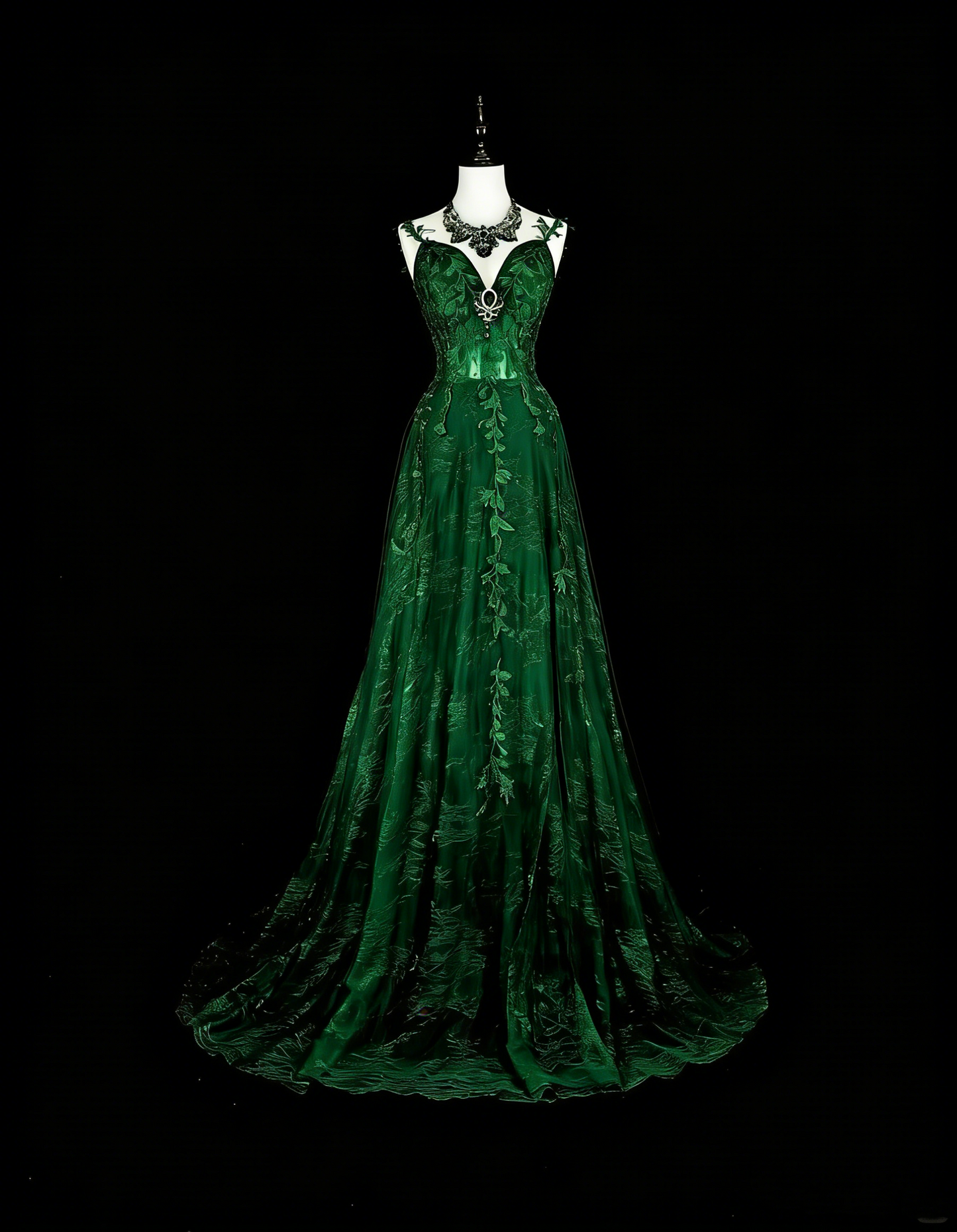 Schlichtes, langes A-Linien-Abendkleid mit Spaghettiträgern aus dunkelgrünem Tüll und Applikationen, Modell N1847