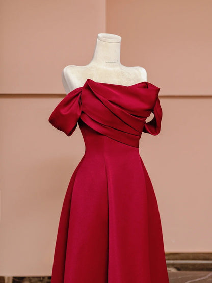Magnifique robe de soirée longue en satin bordeaux, coupe trapèze, épaules dénudées et manches courtes, référence N722