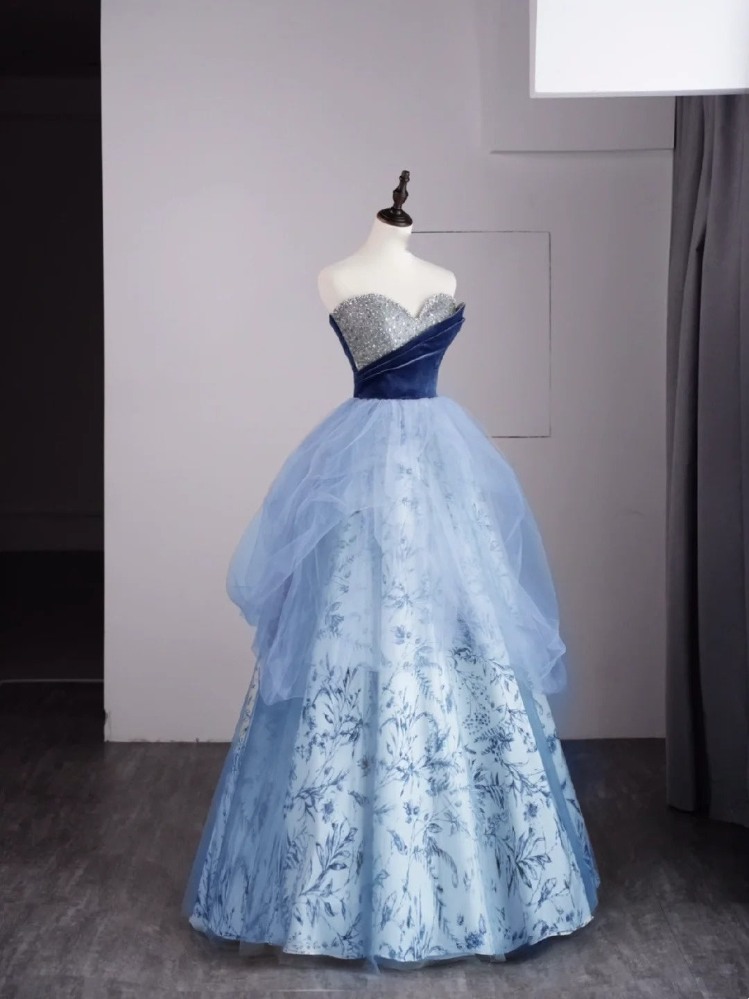 Niedliches Ballkleid mit Herzausschnitt, blauer Tüll, floral, ärmellos, mit perlenbesetztem Oberteil, langes Kleid für Quinceañera, Sweet 15 oder 16 Geburtstag, Outfit N689