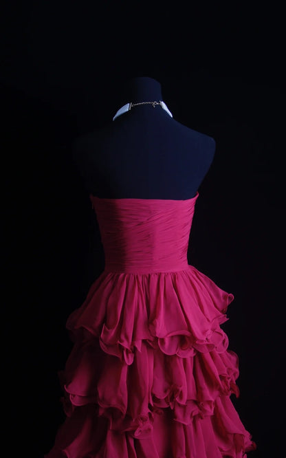 Robe de bal longue rétro années 2000, coupe trapèze, décolleté cœur, en mousseline rose à volants. Inspiration pour une tenue de 19e anniversaire. Robe de soirée N501