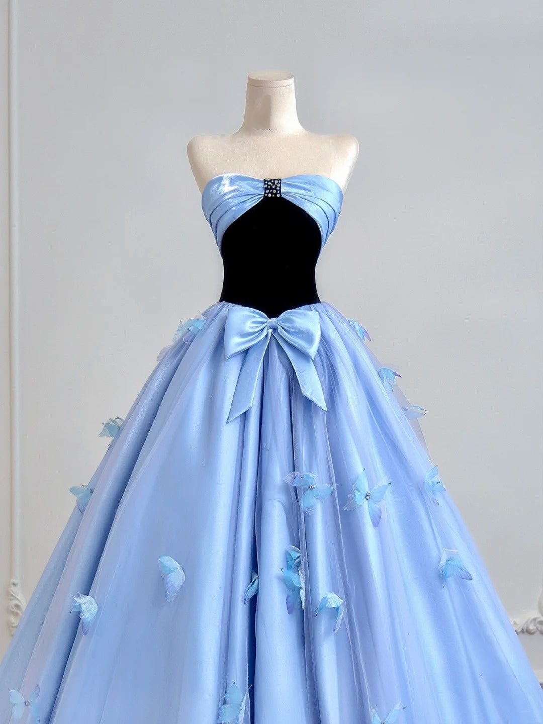 Robe de bal intemporelle bustier en satin bleu avec nœud papillon - Inspiration robes de soirée N308