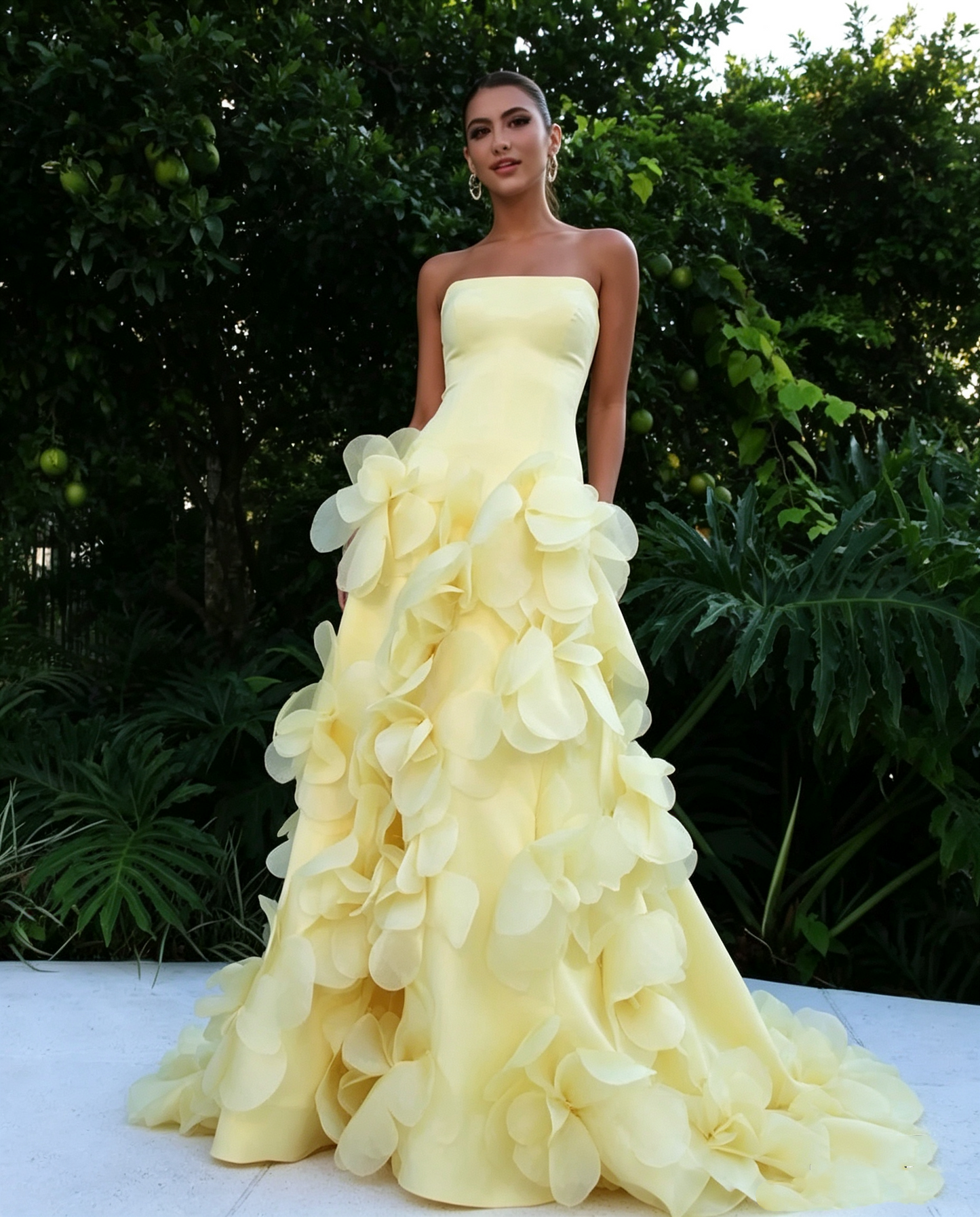 Robe de bal jaune en mousseline, bustier, coupe trapèze, inspiration robe de bal longue et simple AB251