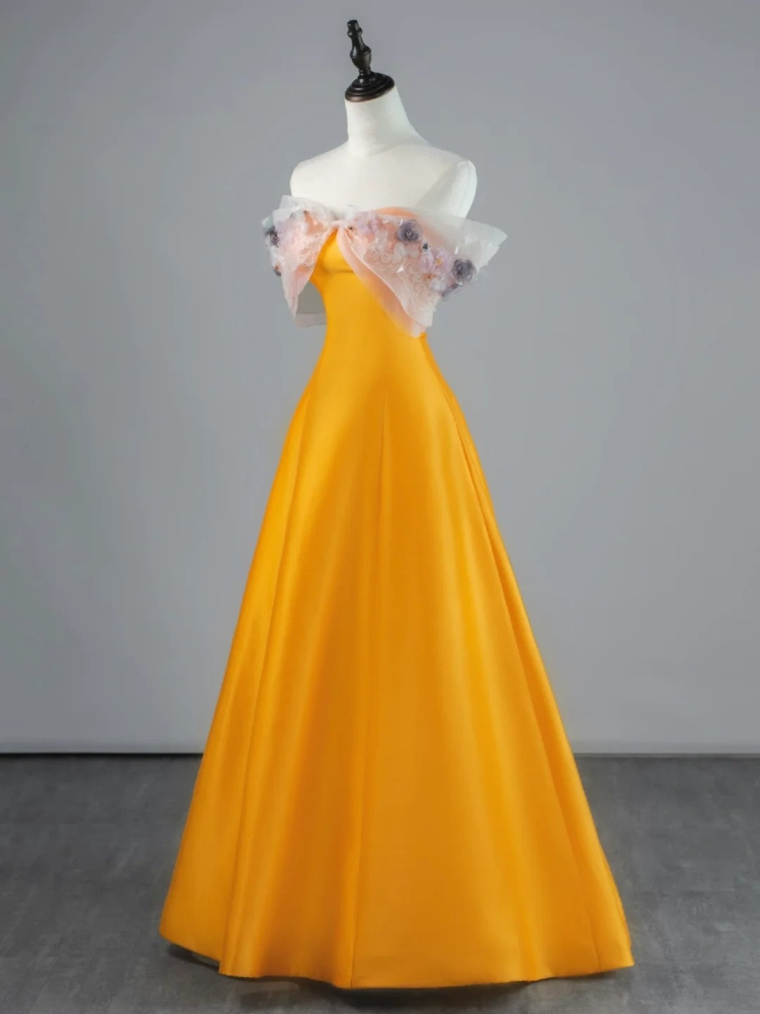 Robe de bal longue en satin orange, coupe trapèze, épaules dénudées, ornée de dentelle appliquée, référence N682