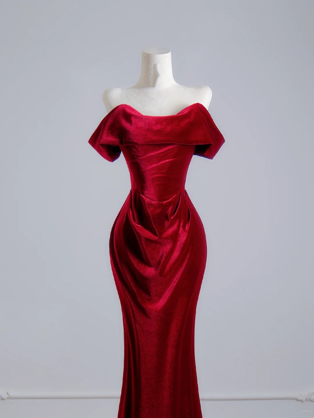 Robe de bal longue sirène romantique en satin rouge à épaules dénudées, idéale pour un 18e anniversaire (N391)