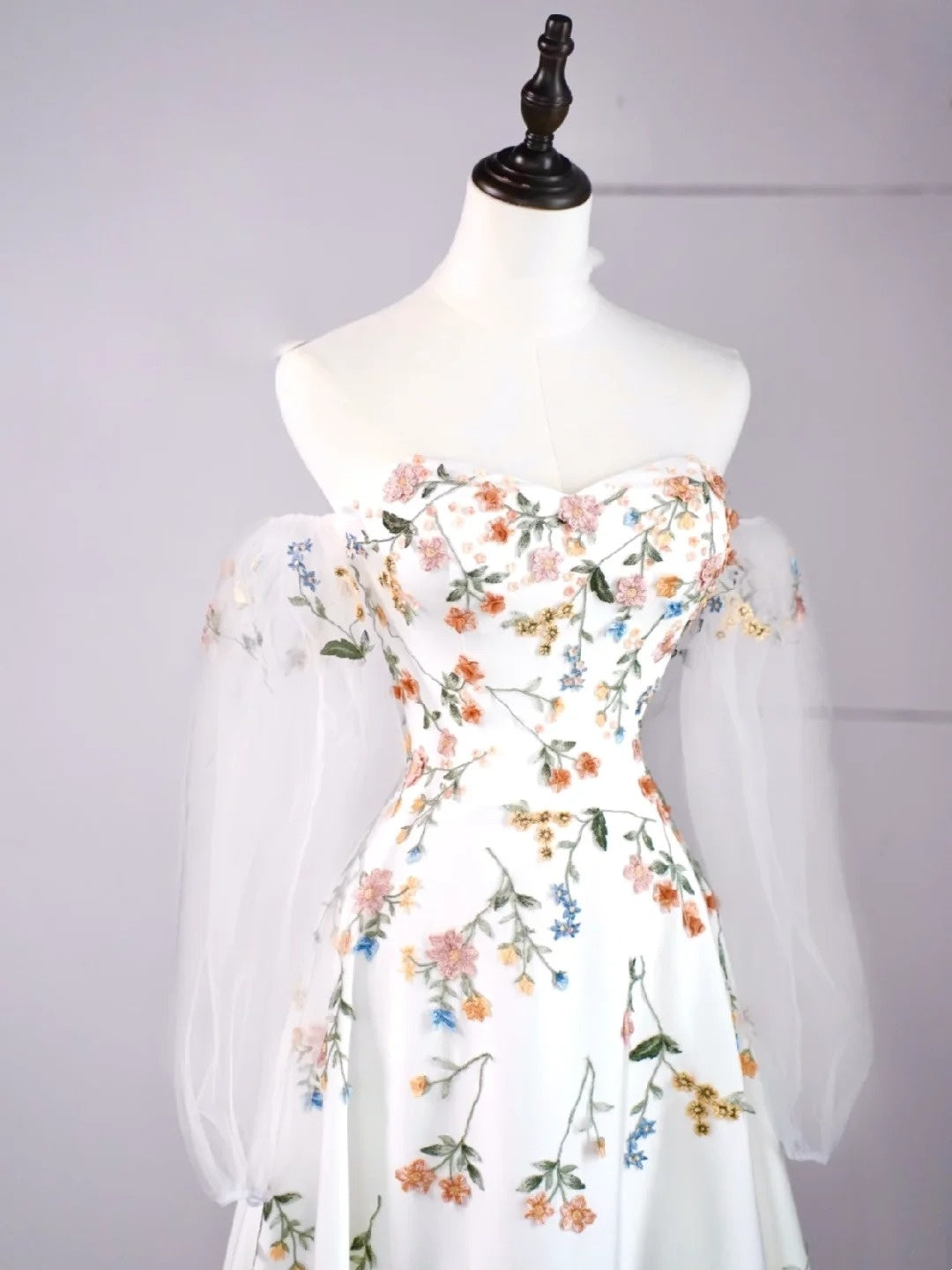 Robe de soirée blanche à imprimé floral, coupe trapèze, décolleté cœur et manches longues, idéale pour les jeunes filles en quête d'une remise de diplômes (N1172).