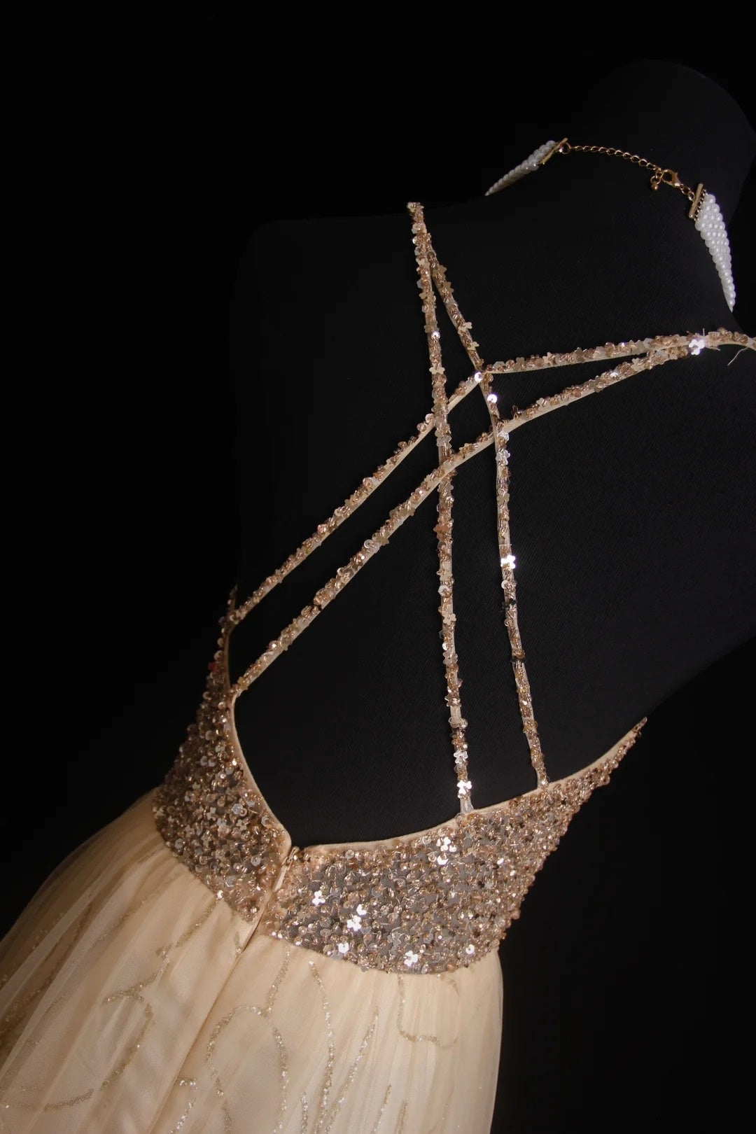 Robe de bal longue rétro années 50, coupe trapèze, bretelles spaghetti, corsage en tulle orné de perles. Inspiration pour une tenue de 18 ans ou une soirée habillée (N495).