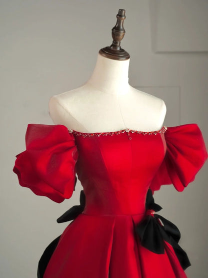 Robe de bal élégante et discrète, épaules dénudées, en satin rouge, idéale pour une soirée étudiante ou un bal de fin d'année (N1165).