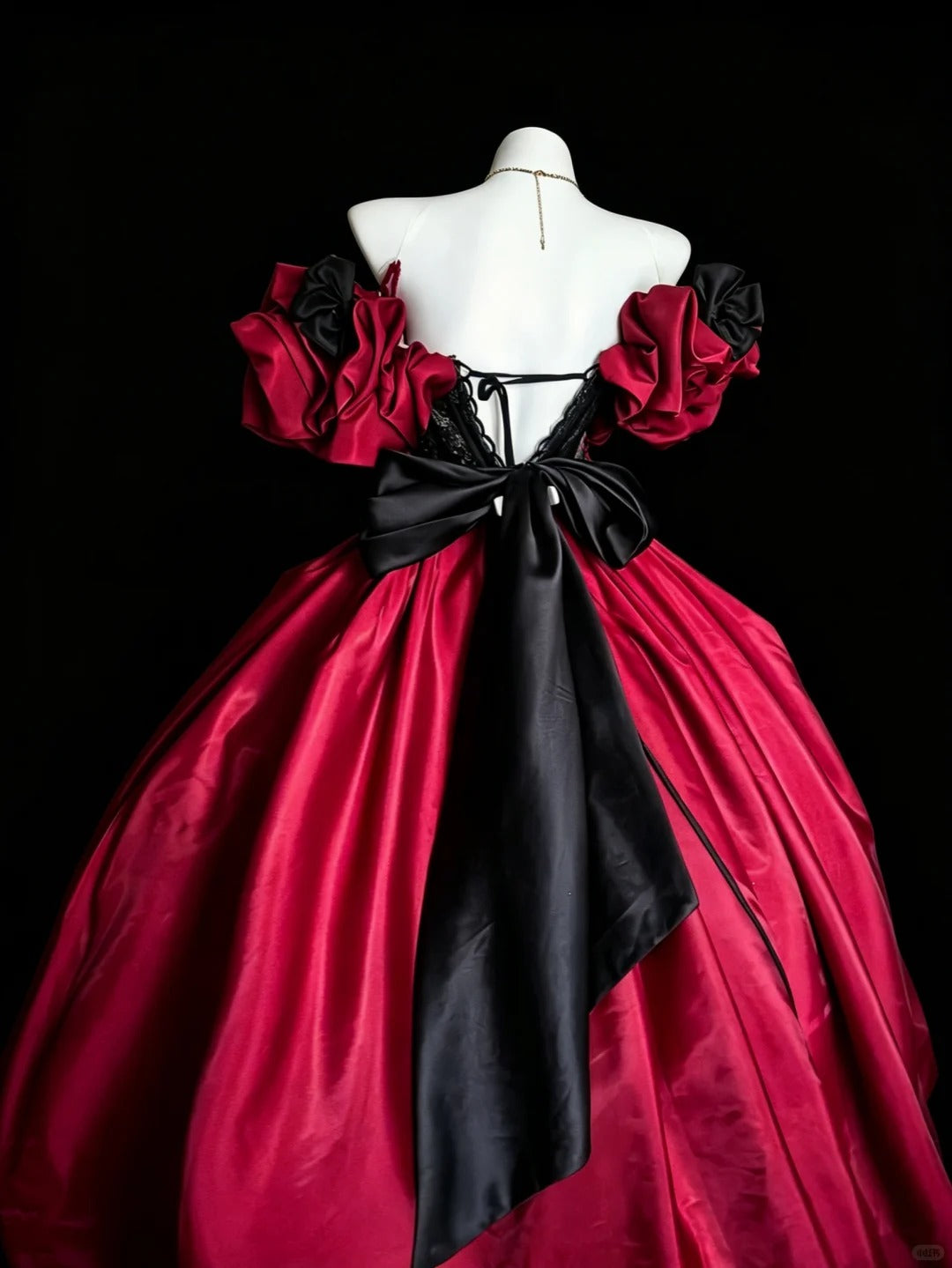 Robe de bal princesse rouge satiné à épaules dénudées avec dentelle noire pour robe de Quinceanera Sweet 16 N4194