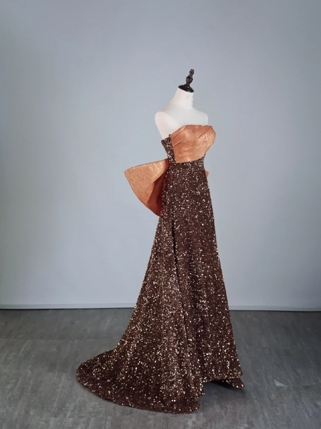Robe de bal longue à sequins marron, coupe trapèze, sans bretelles, idéale pour les élèves de terminale (N1279)