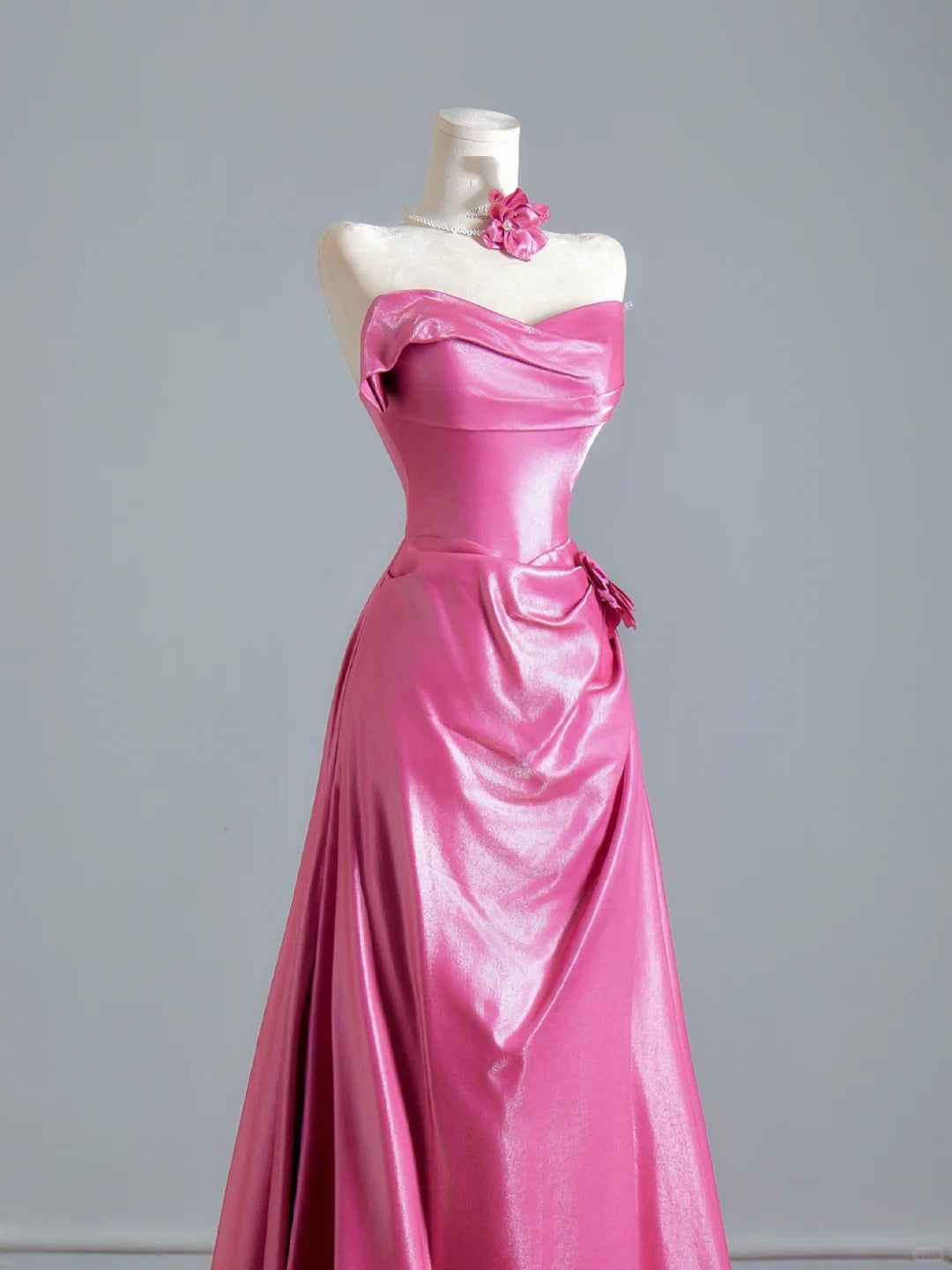 Robe de bal longue rose intemporelle, bustier et froncée, coupe trapèze. Inspiration robe de soirée, robe de bal N305