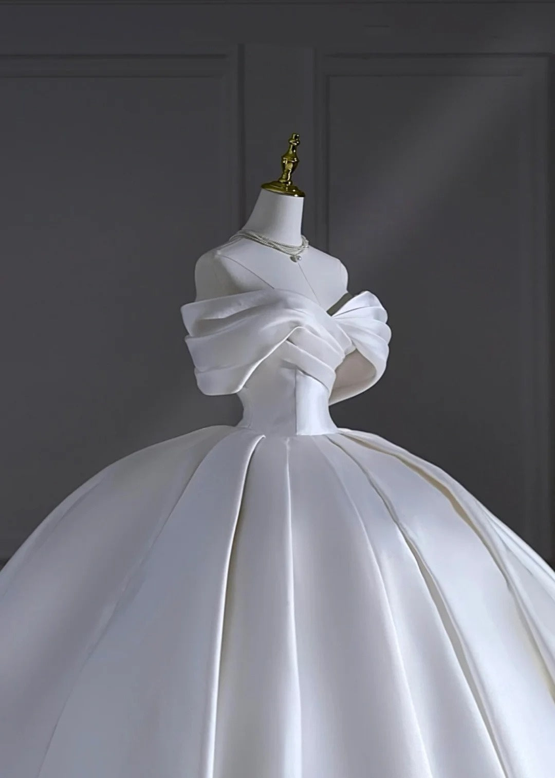Timeless Wedding Dresses Ball Gown Off The Shoulder Satin Pleated Brides Dress Court Train Fitted Long Bridal Gowns AB2524