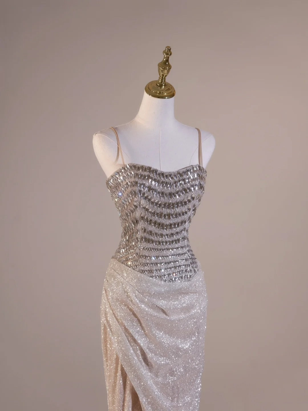 Robe de bal longue sirène sexy à fines bretelles, couleur champagne, ornée de perles et fendue, idéale pour un 19e anniversaire. Modèle N238.