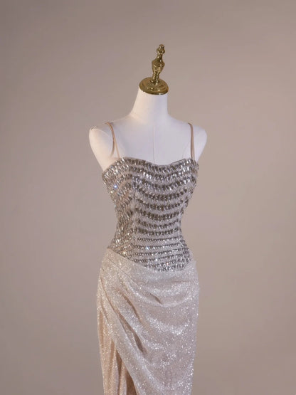 Robe de bal longue sirène sexy à fines bretelles, couleur champagne, ornée de perles et fendue, idéale pour un 19e anniversaire. Modèle N238.