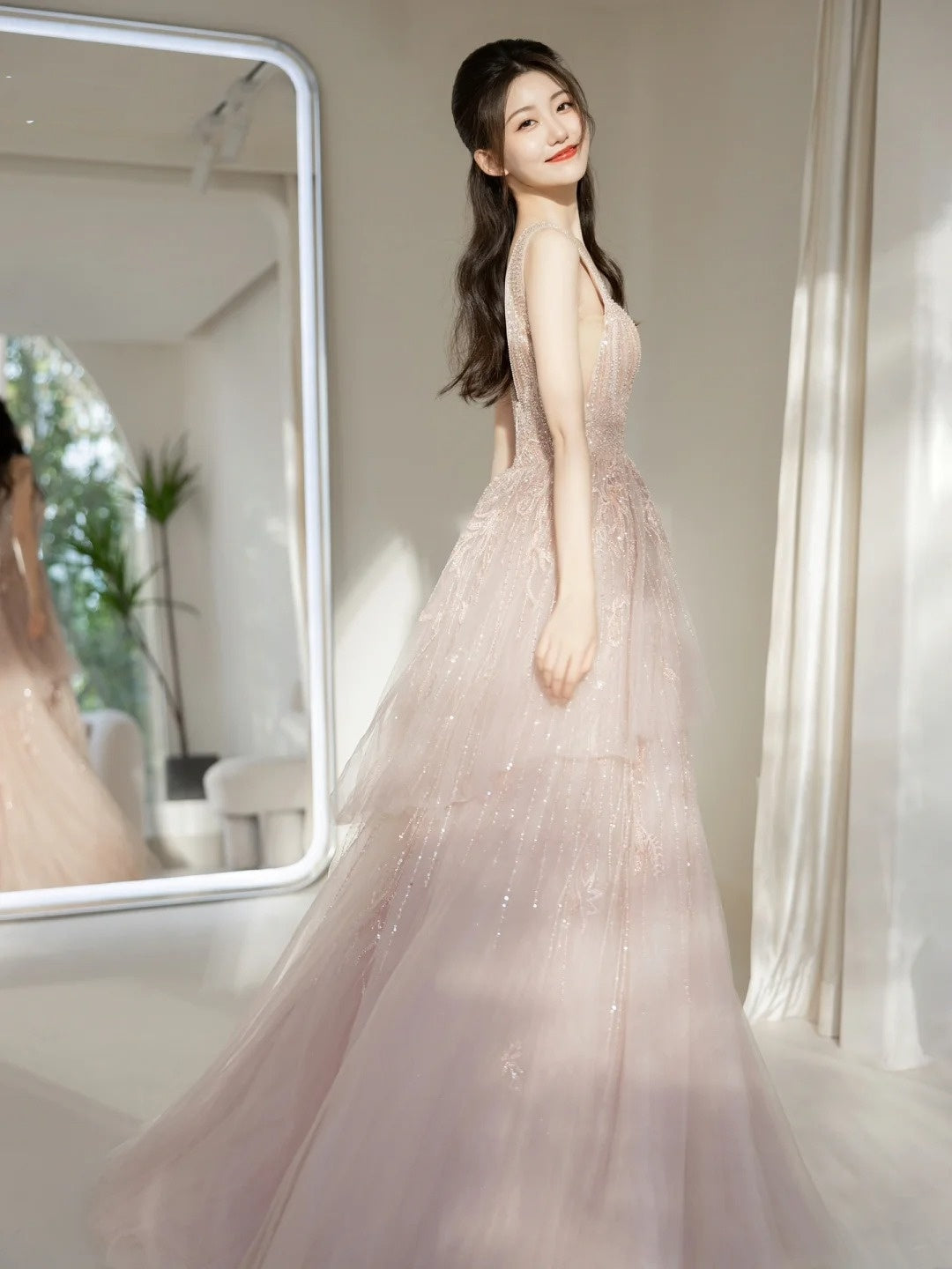 Robe de bal longue rose à sequins, décolleté plongeant en V, idéale pour un 19e anniversaire. Modèle N236.