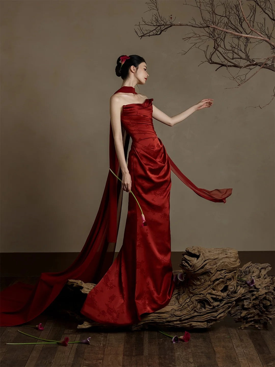 Robe de bal longue en satin bordeaux, décolleté sirène et foulard, inspiration robe de soirée N230