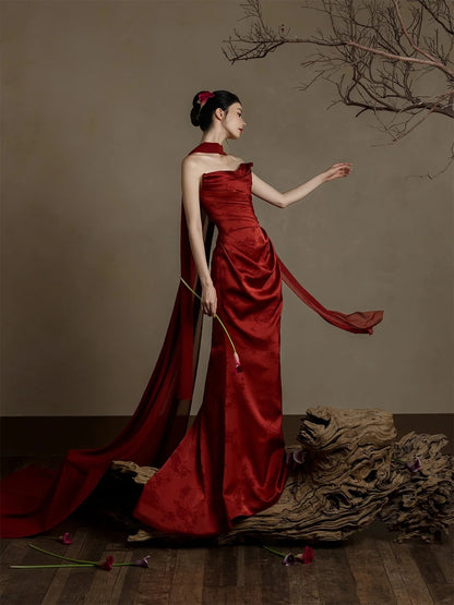 Robe de bal longue en satin bordeaux, décolleté sirène et foulard, inspiration robe de soirée N230
