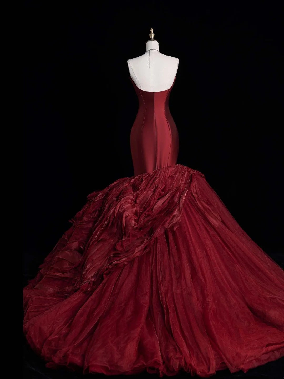 Robe de soirée longue de princesse sirène bordeaux en tulle plissé à volants et satin, décolleté cœur, N745
