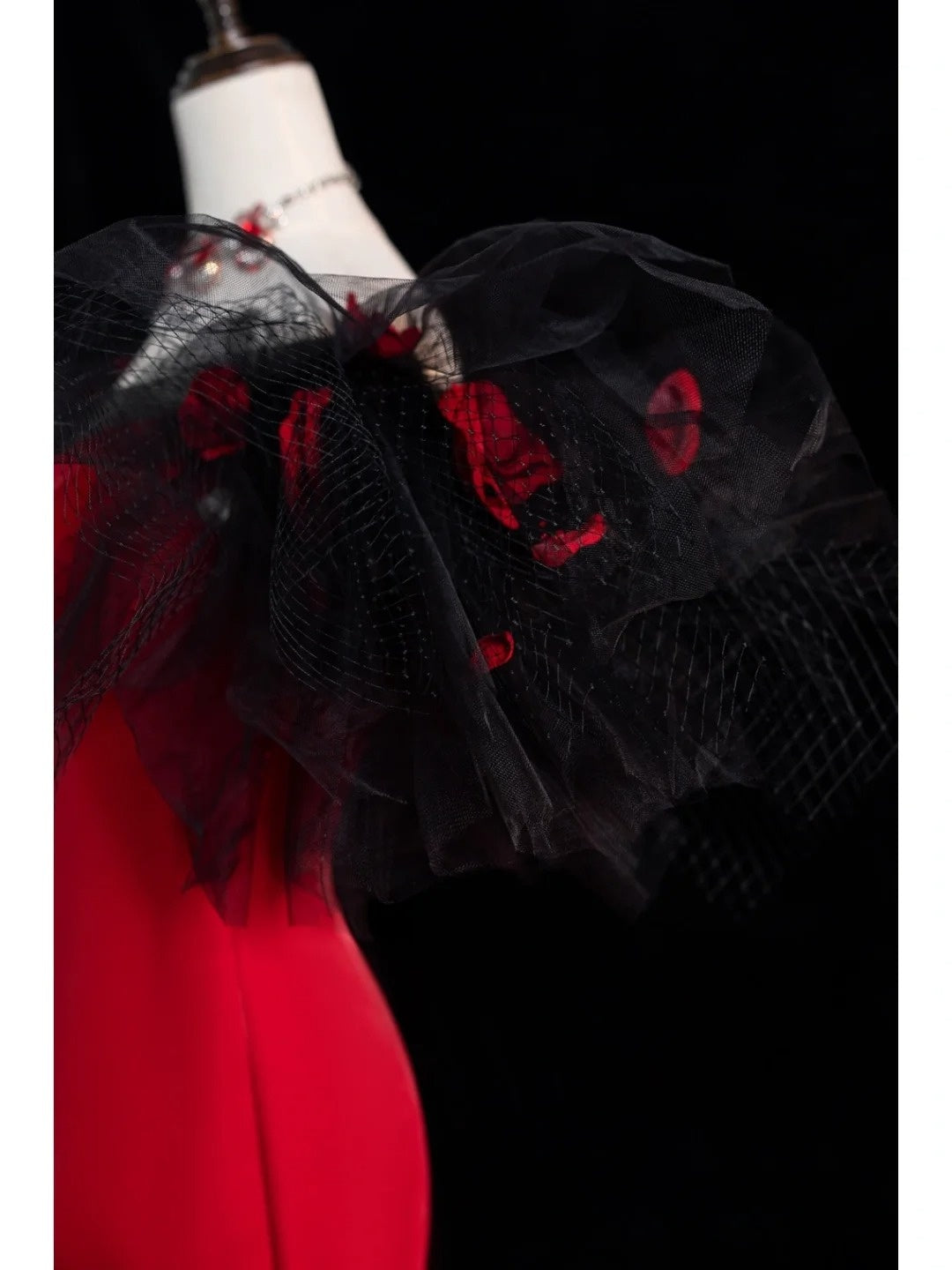 Robe de bal longue sirène élégante en satin rouge à épaules dénudées et manches longues, inspiration N1217