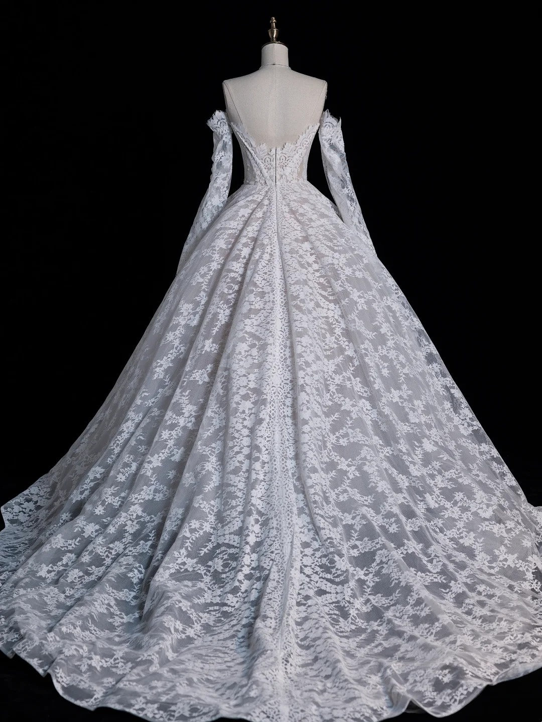 Robe de mariée féerique en dentelle blanche à décolleté cœur et traîne, coupe ajustée, référence N651