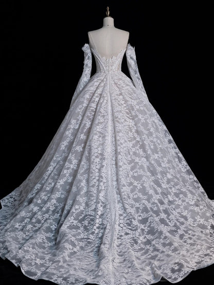 Robe de mariée féerique en dentelle blanche à décolleté cœur et traîne, coupe ajustée, référence N651