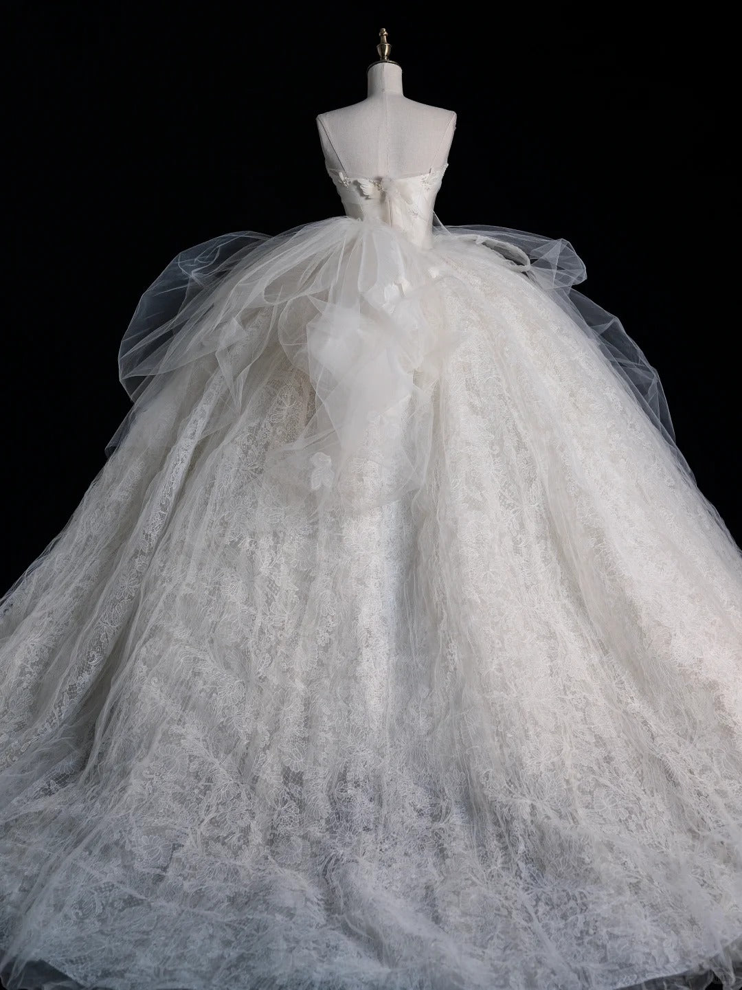 Modern Minimalist Ball Gown Strapless Sleeveless Lace Brides Gown Bridal Dress Wedding Dresses Style RB6562