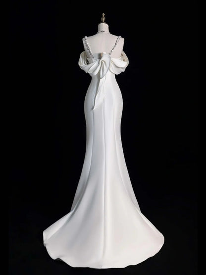 Robe de mariée sirène modeste en satin blanc, décolleté en cœur, bretelles et manches longues, style féerique, idéale pour un mariage d'automne (N514)