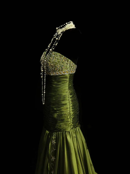Robe de bal vintage sirène, décolleté cœur, en satin vert avec corsage orné de cristaux et de perles - Inspiration robe de soirée formelle N1825