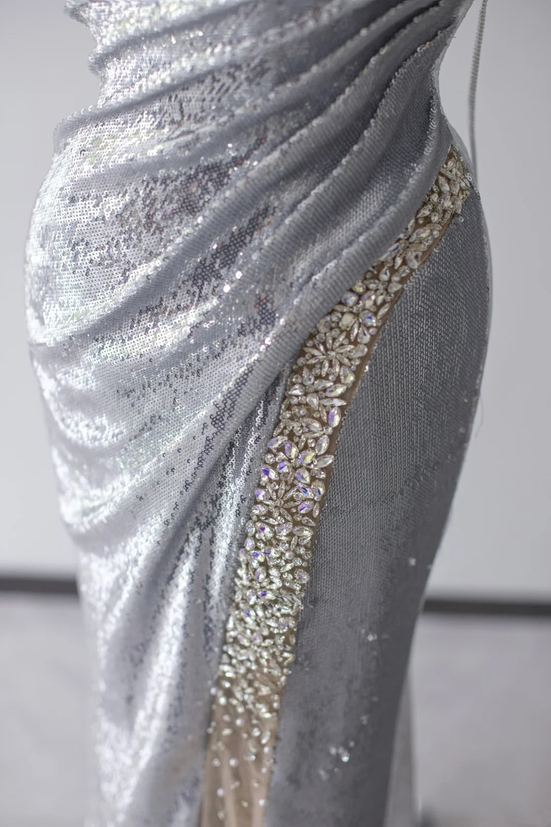 Glitzerndes Meerjungfrauen-Abschlussballkleid mit Spaghettiträgern, silbergrau, paillettenbesetzt mit Perlenstickerei, hoher Schlitz, langes Abendkleid N2922