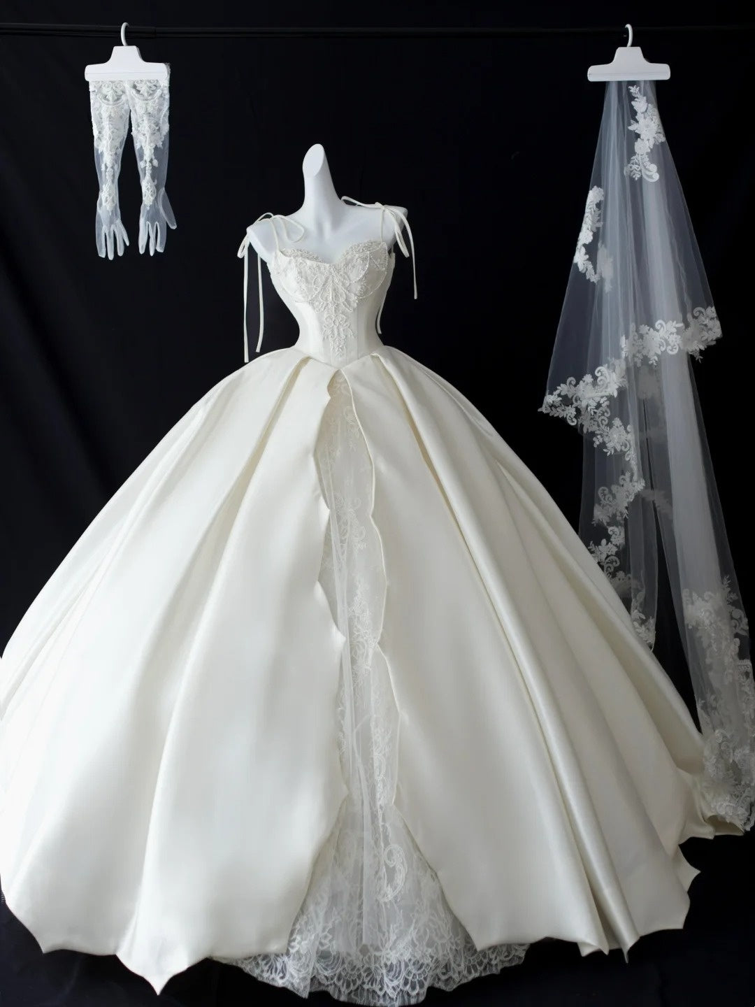 Robes de mariée simples Robe de bal Bretelles fines Satin blanc avec dentelle Robe de mariée longue blanche N2951