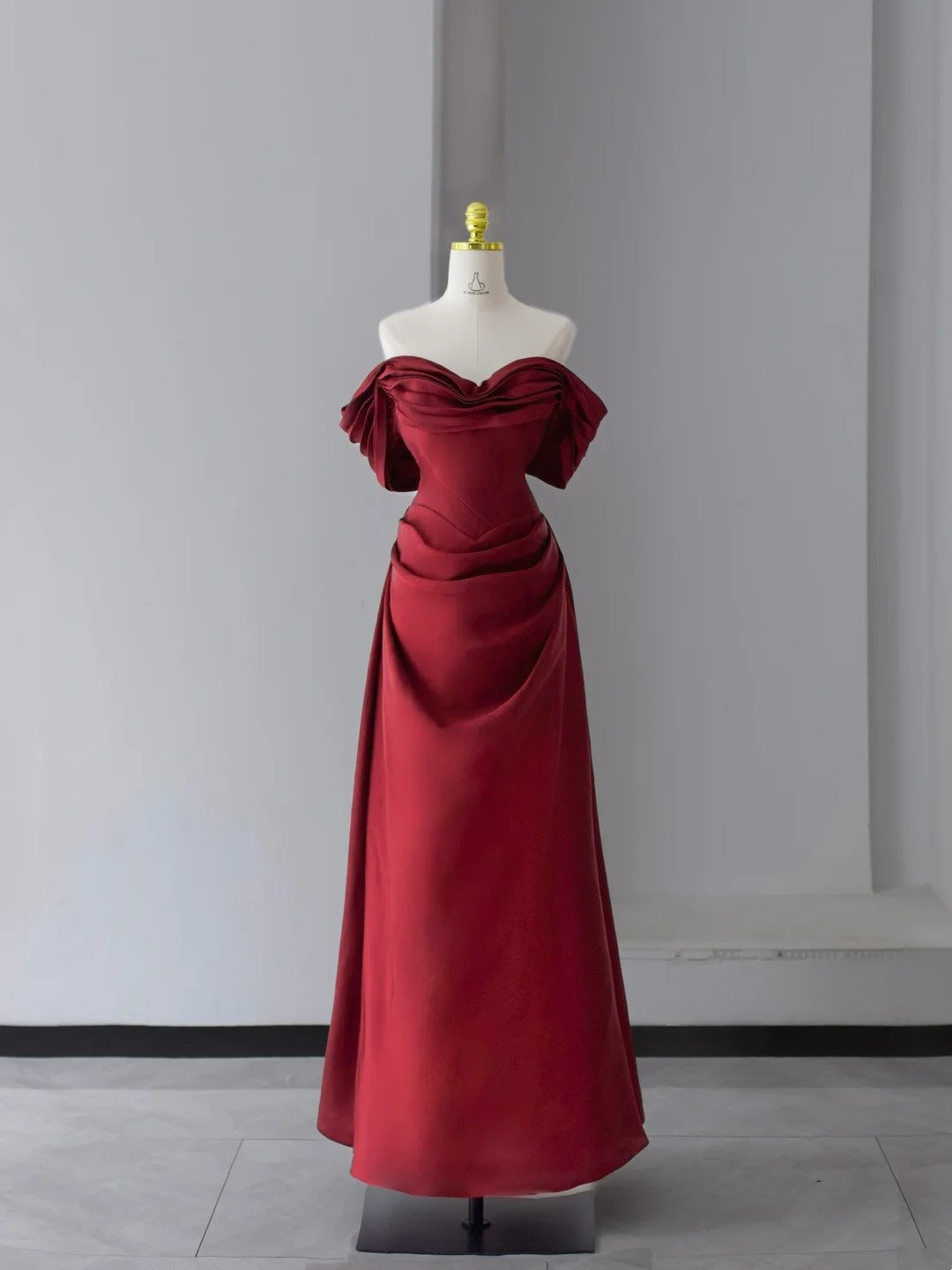Robes de bal simples coupe trapèze, épaules dénudées, satin bordeaux avec volants, longue robe de soirée N2946