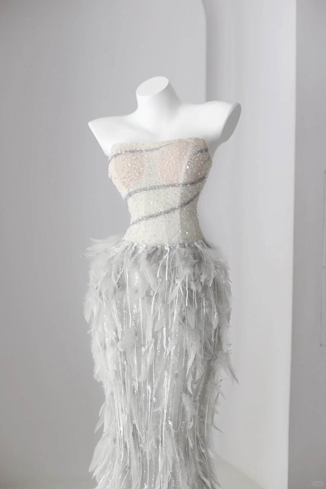 Glitzernde Abschlussballkleider Meerjungfrau Trägerlos Grau Pailletten Mit Federn Langes Formelles Tanzkleid N2998