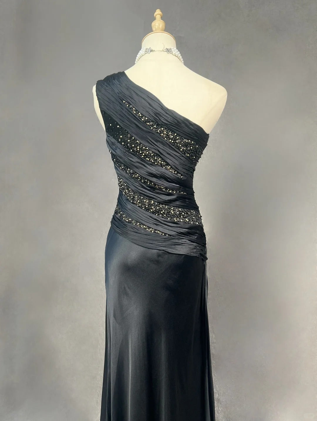 Robes de bal élégantes sirène asymétrique en satin noir cravate robe de soirée formelle longue perlée N3704