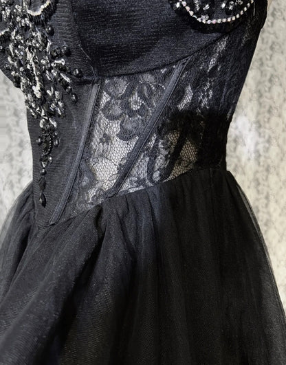 Jolie robe de bal courte en tulle noir à fines bretelles pour les retrouvailles N2521