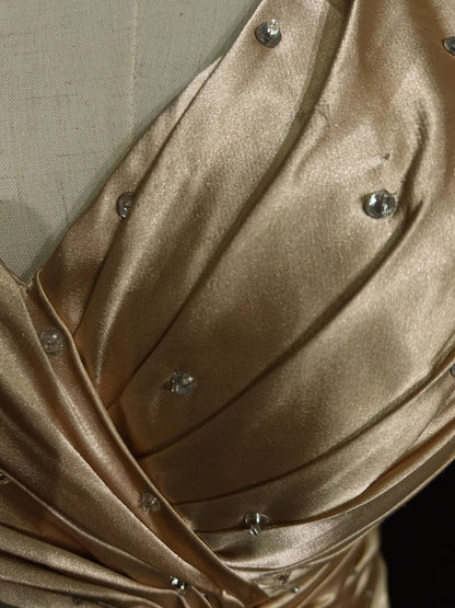 Idées de robes de bal vintage trapèze col en V en satin doré longues années 90 avec perles robes de soirée N3347