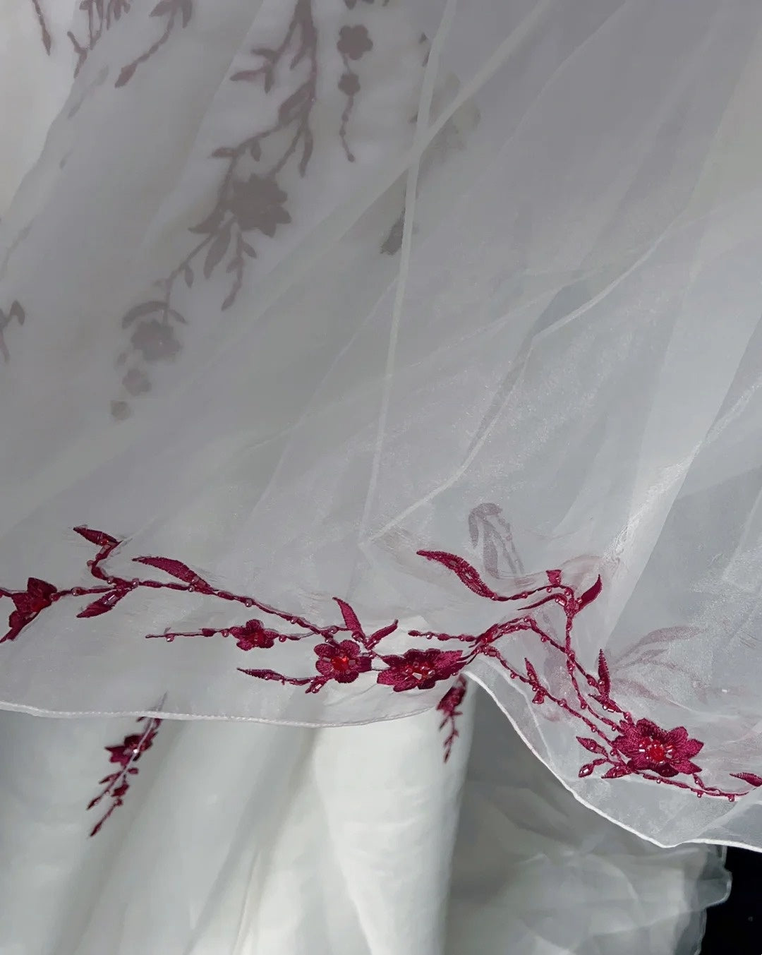 Einzigartige Brautkleider A-Linie Spaghettiträger Bordeaux Stickerei Weiß Strand Sommer Mit Cape Boho Langes Brautkleid N3308