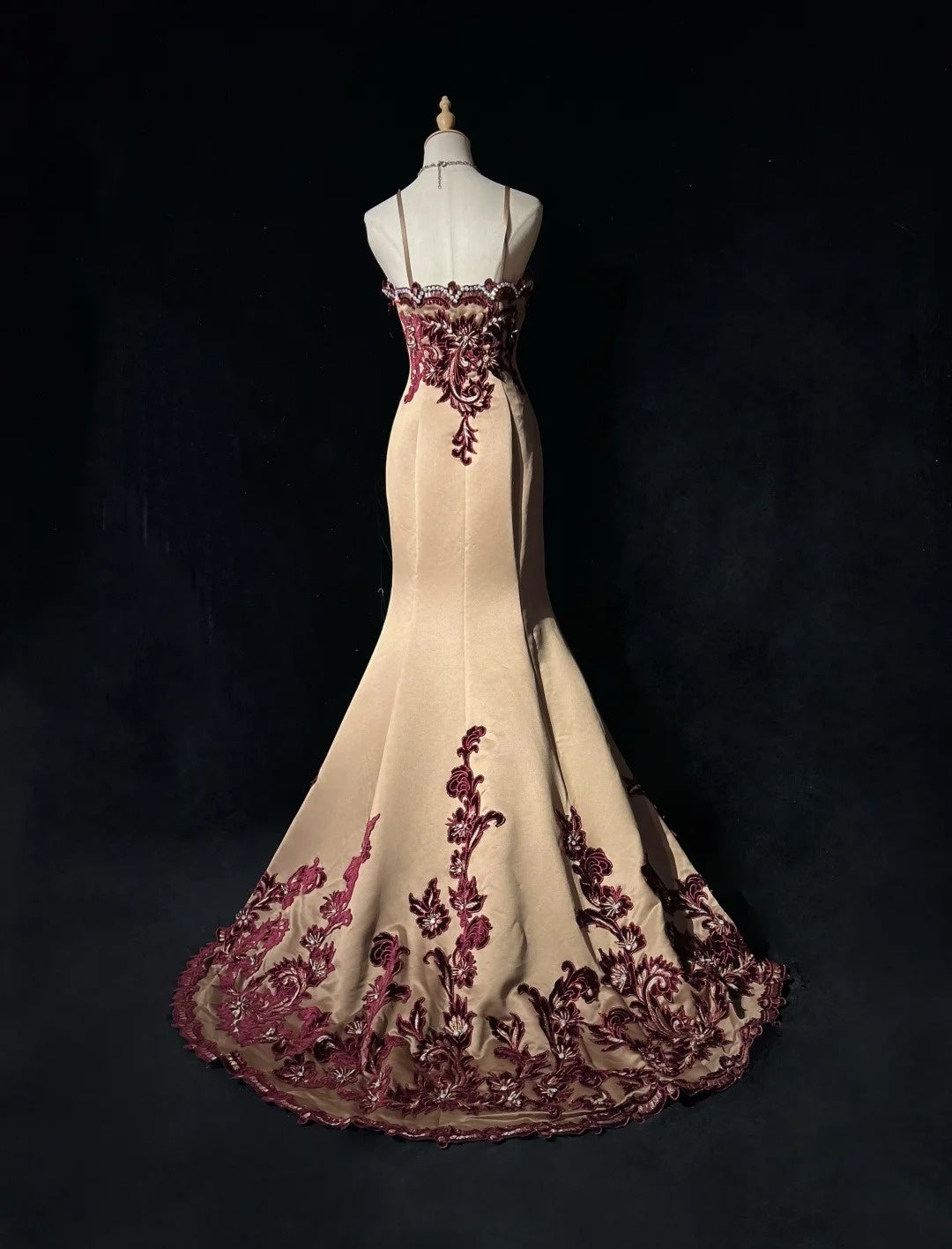 Robes de bal de princesse sirène à bretelles spaghetti champagne avec broderie bordeaux longue robe de soirée N3291