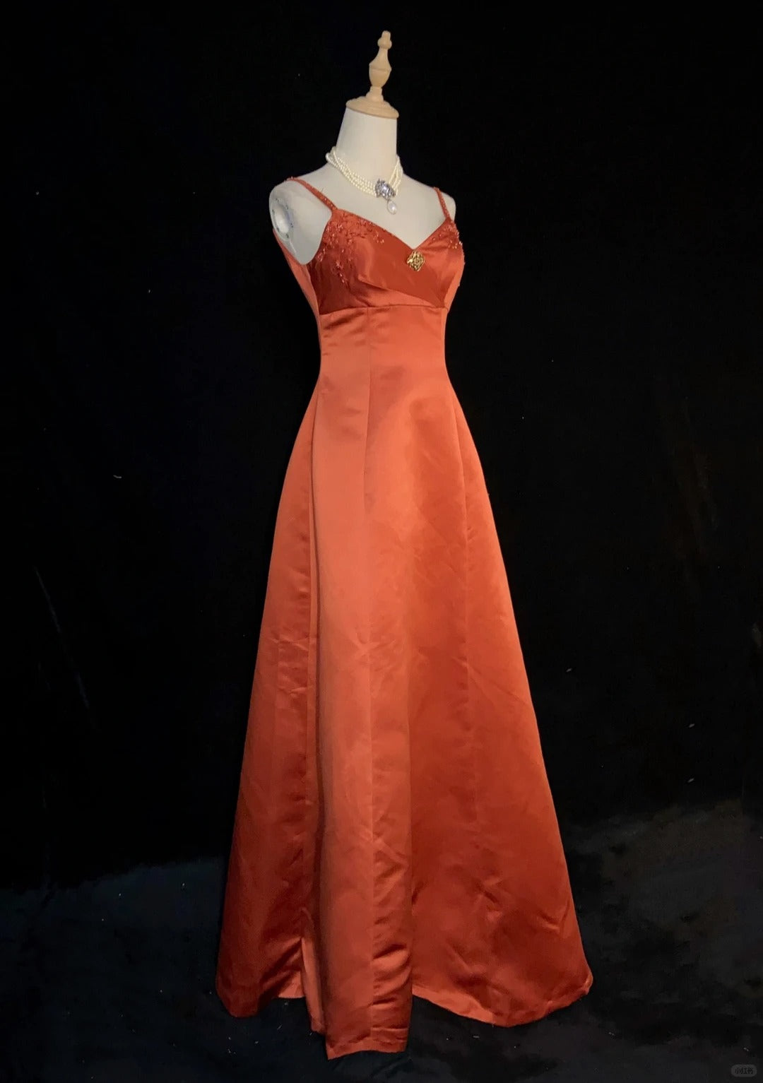 Robes de bal modestes ligne A bretelles spaghetti orange avec perles longues tenues de soirée N3445