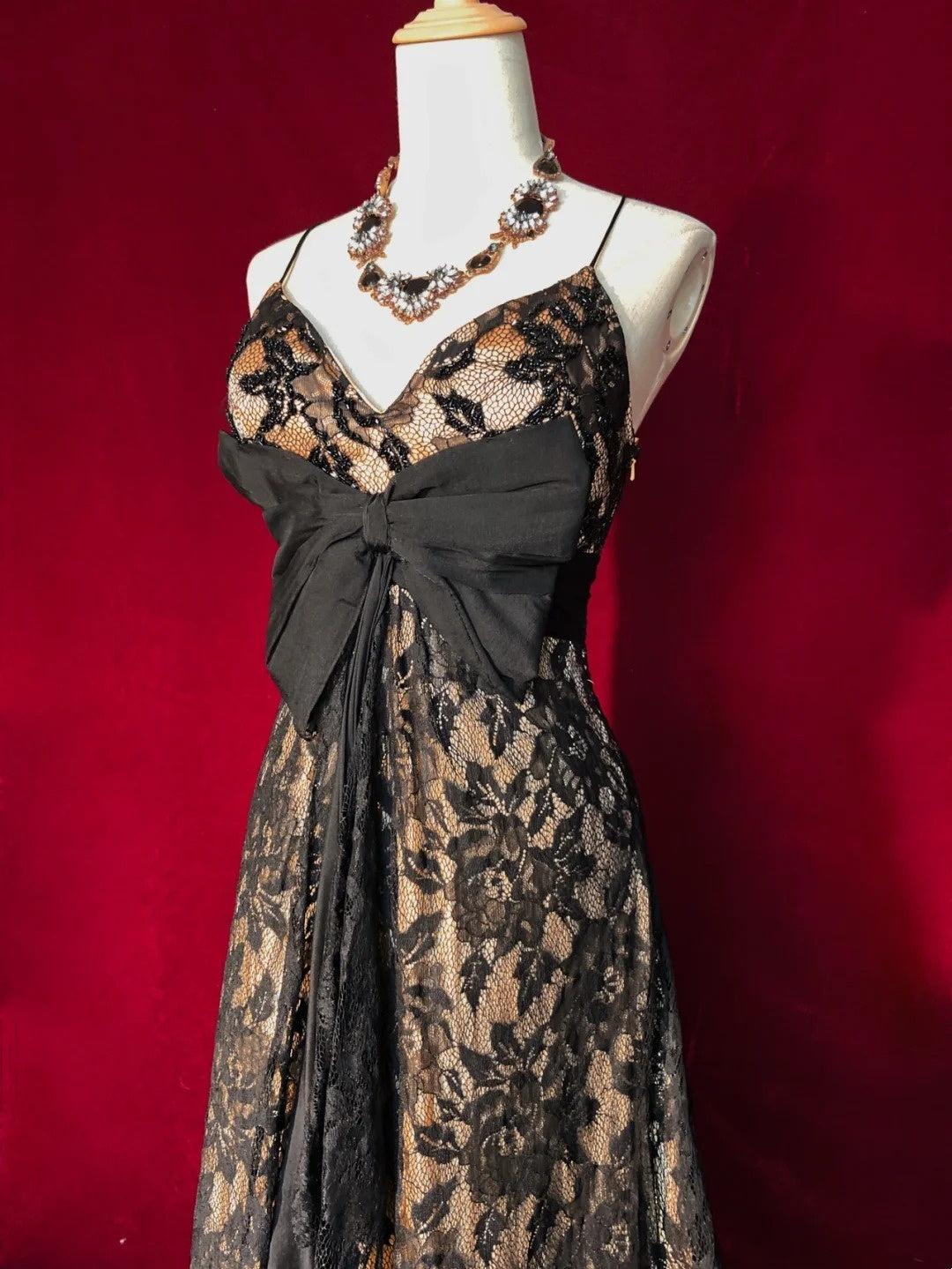 Robes de Bal Simples Coupe Trapèze Bretelles Fines Dentelle Noire Avec Volants Longues Tenues de Soirée N3438