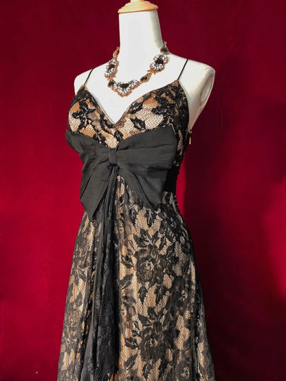 Robes de Bal Simples Coupe Trapèze Bretelles Fines Dentelle Noire Avec Volants Longues Tenues de Soirée N3438