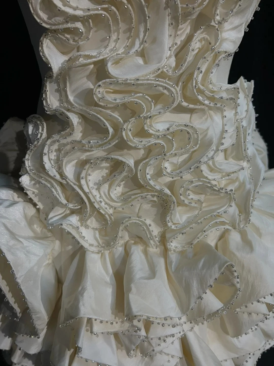 Zeitlose Hochzeitskleider Etui Trägerlos Beige Satin Mit Rüschen Kurzes Brautkleid N3004