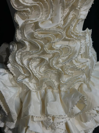 Zeitlose Hochzeitskleider Etui Trägerlos Beige Satin Mit Rüschen Kurzes Brautkleid N3004