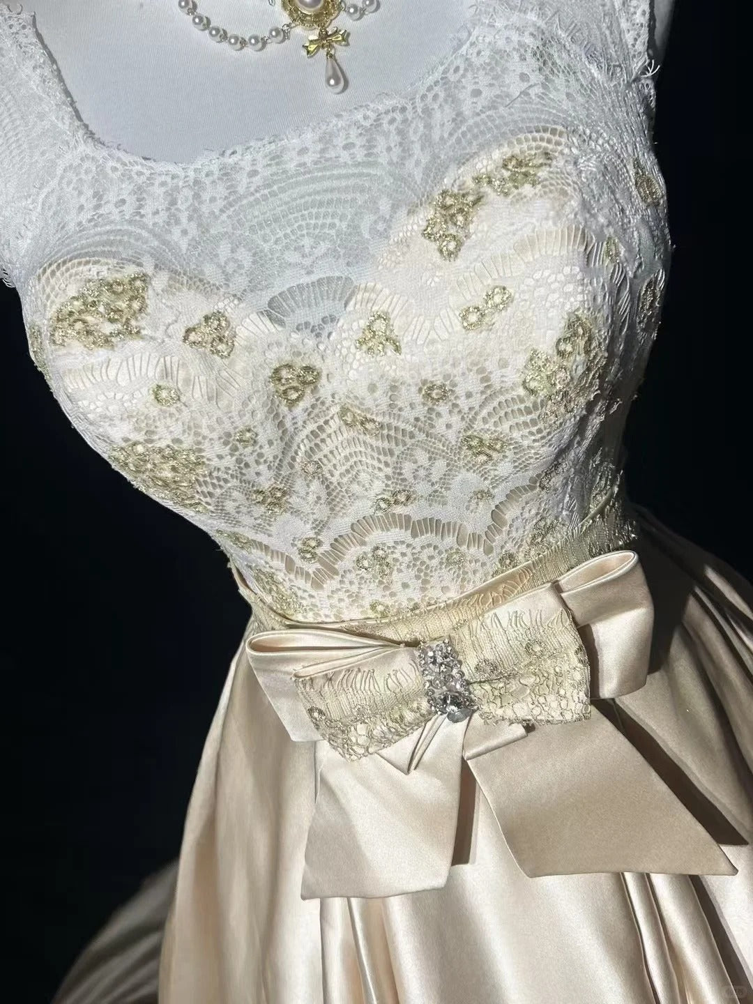 Robes de mariée intemporelles Robe de bal Col carré Satin Champagne avec dentelle perlée Longue robe de mariée N3435