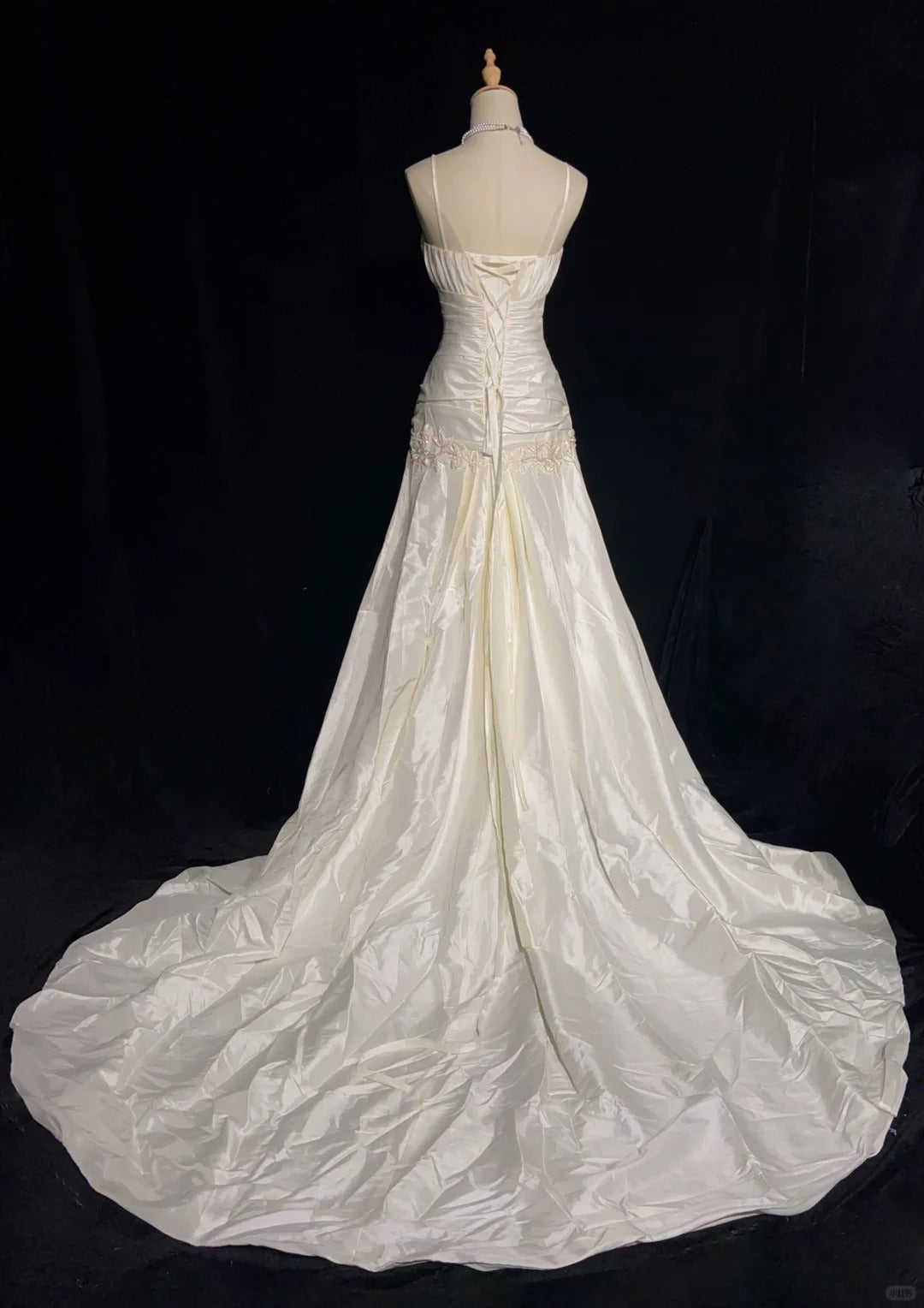 Einzigartige Brautkleider Meerjungfrau Spaghettiträger Elfenbein Mit Rüschen Spitze Langes Brautkleid N3624
