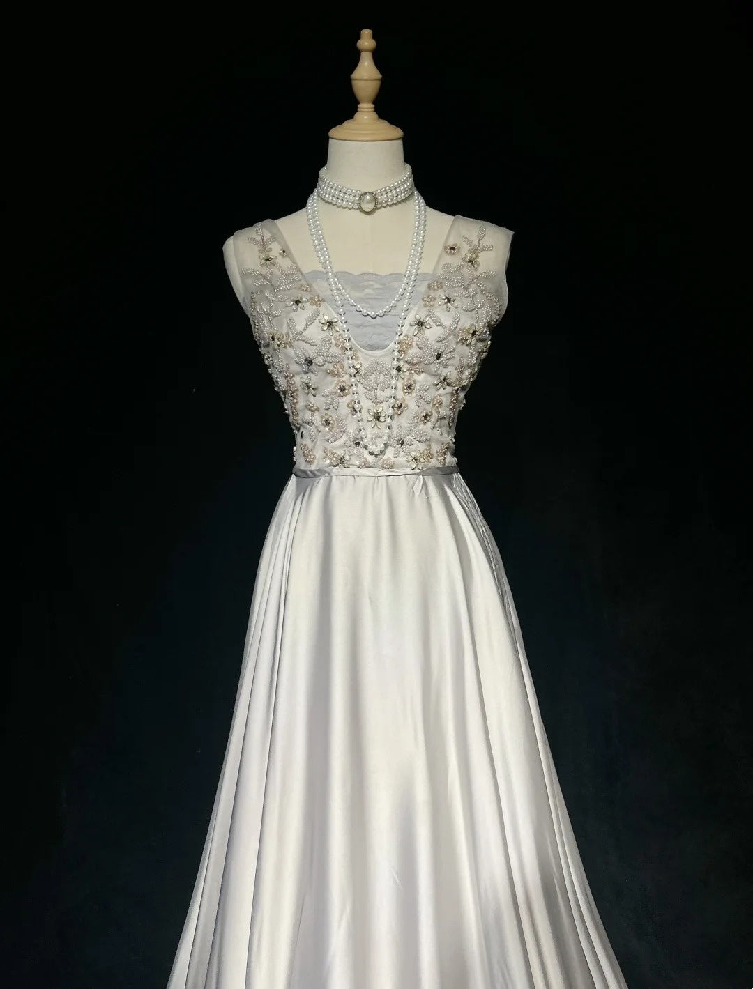 Robes de bal vintage en satin argenté, coupe trapèze, col en V, avec perles, longue robe de soirée N2454