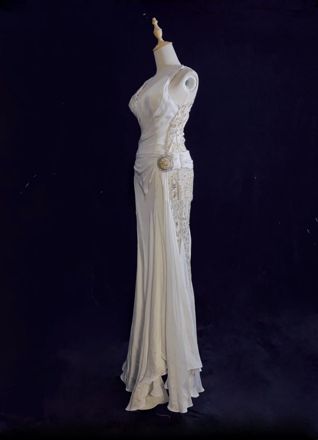 Robes de bal sirène modestes en satin blanc sans manches à col en V avec volants Robe de soirée formelle N3824
