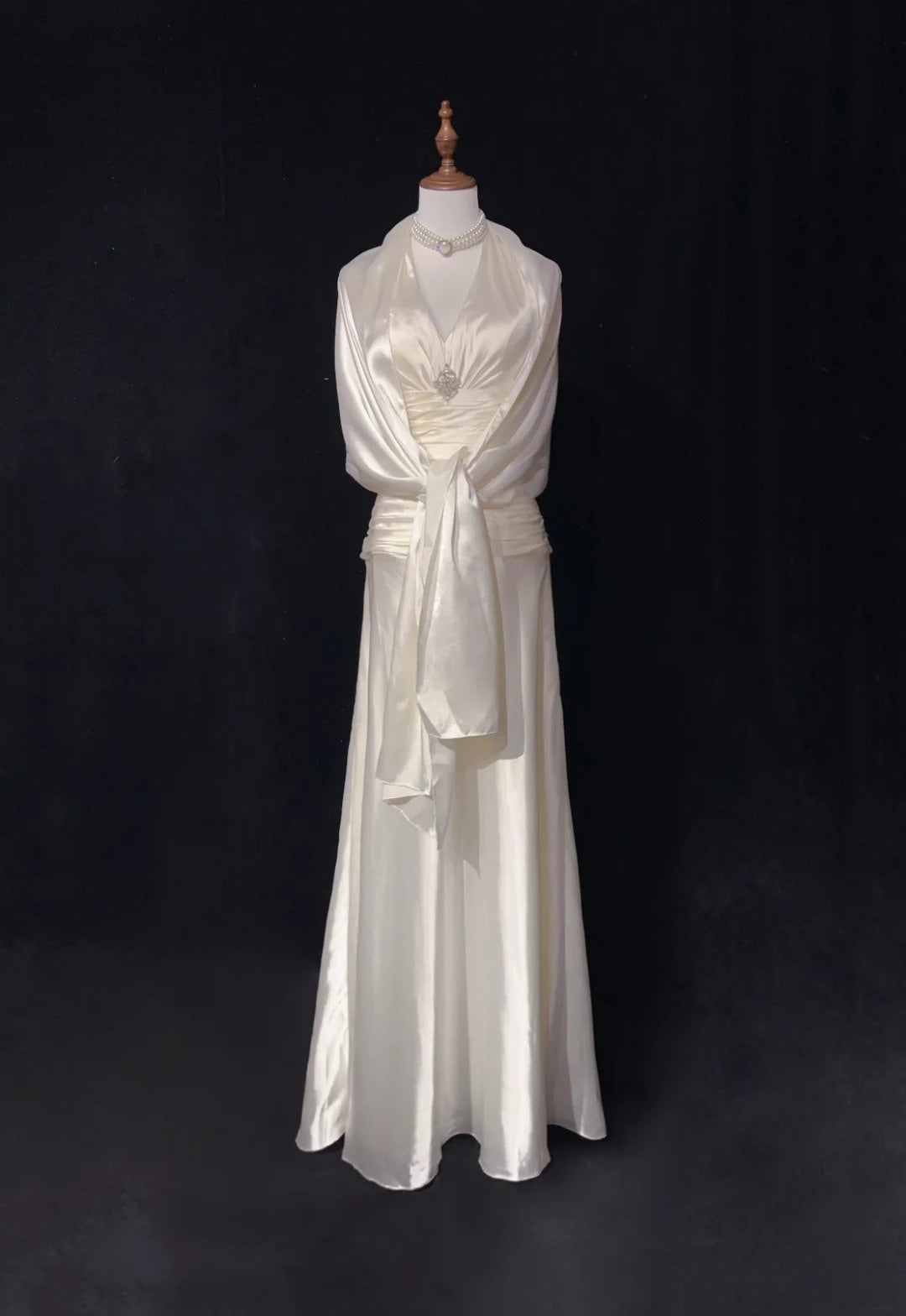 Vintage Ballkleider A-Linie Neckholder Weiß Satin mit plissiertem Cape 1960er Langes Abendkleid N2604