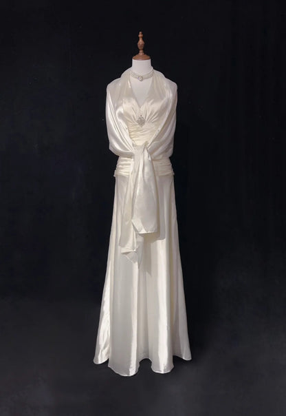 Vintage Ballkleider A-Linie Neckholder Weiß Satin mit plissiertem Cape 1960er Langes Abendkleid N2604
