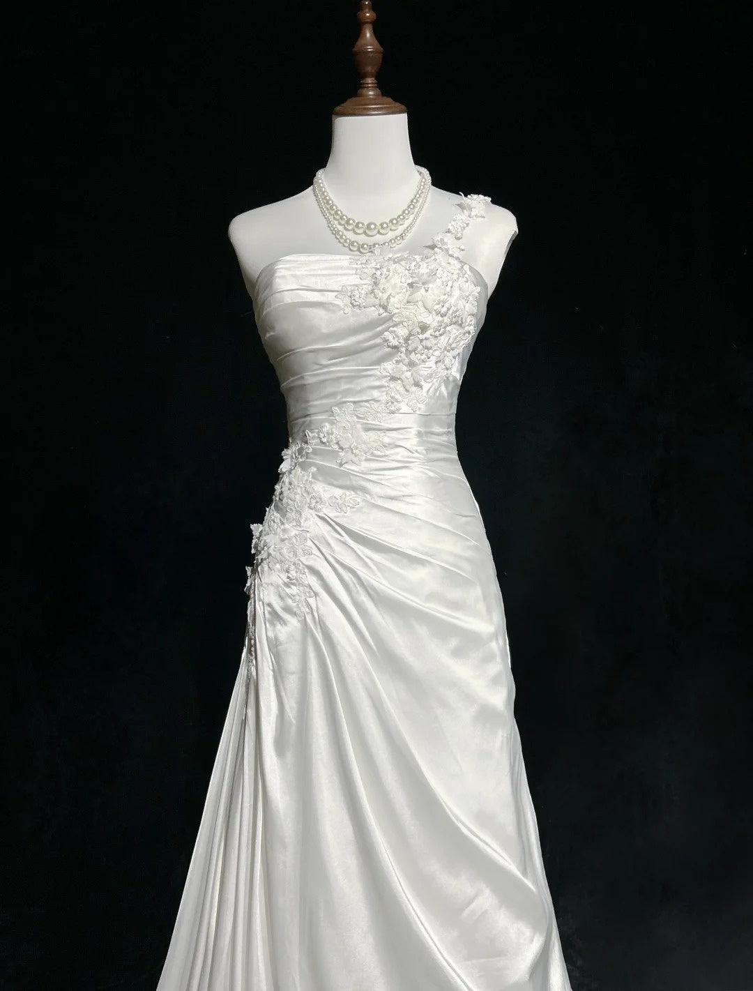 Robes de Bal Vintage Sirène Asymétrique Blanches avec Appliques Volants Satin Années 90 Robe de Soirée Formelle N2589