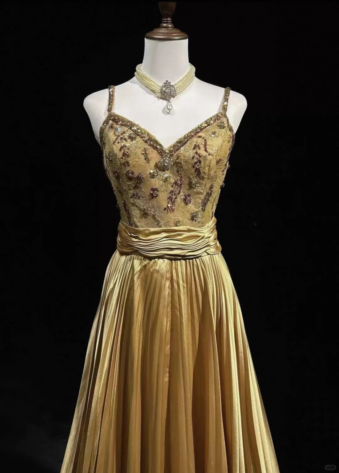 Vintage Abschlussballkleider 1950er A-Linie Spaghettiträger Goldsatin mit Perlen Ärmellose Abendgarderobe RB4335