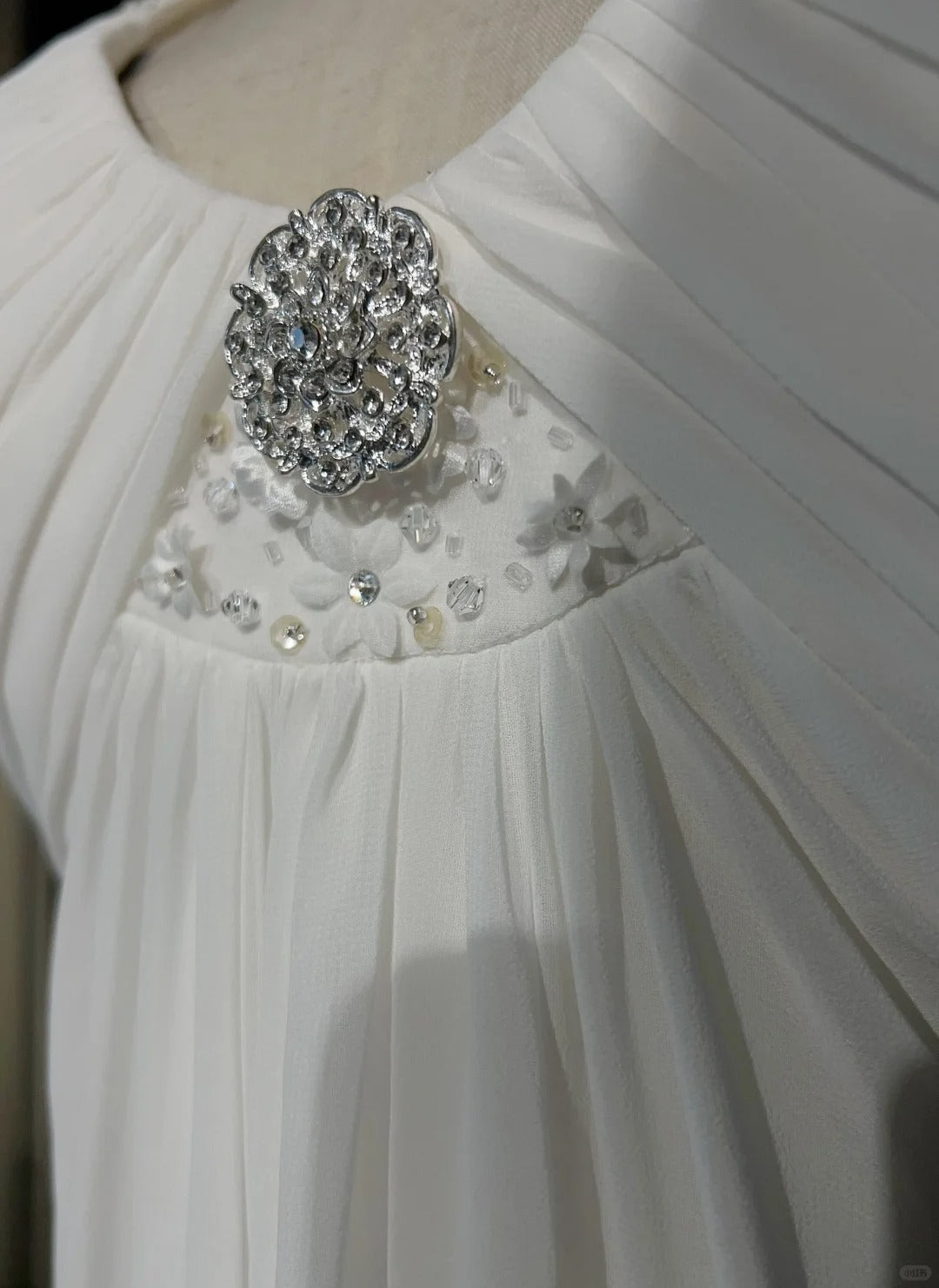 Robes de bal blanches simples, coupe trapèze, col en V, mousseline sans manches avec perles, robe de soirée semi-formelle N3820